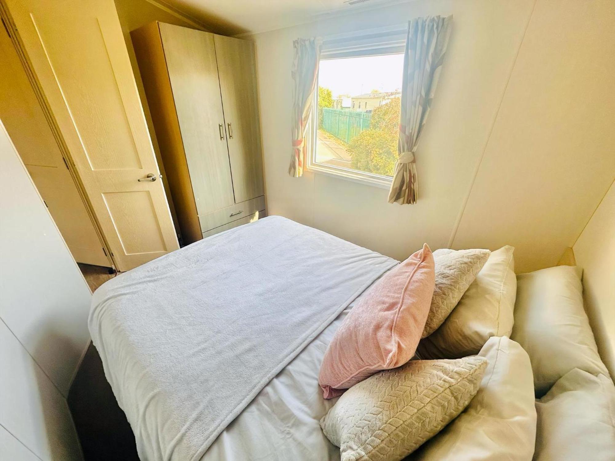 Great 8 Berth Caravan For Hire At Seawick Holiday Park In Essex Ref 27227Sw Clacton-on-Sea Bagian luar foto