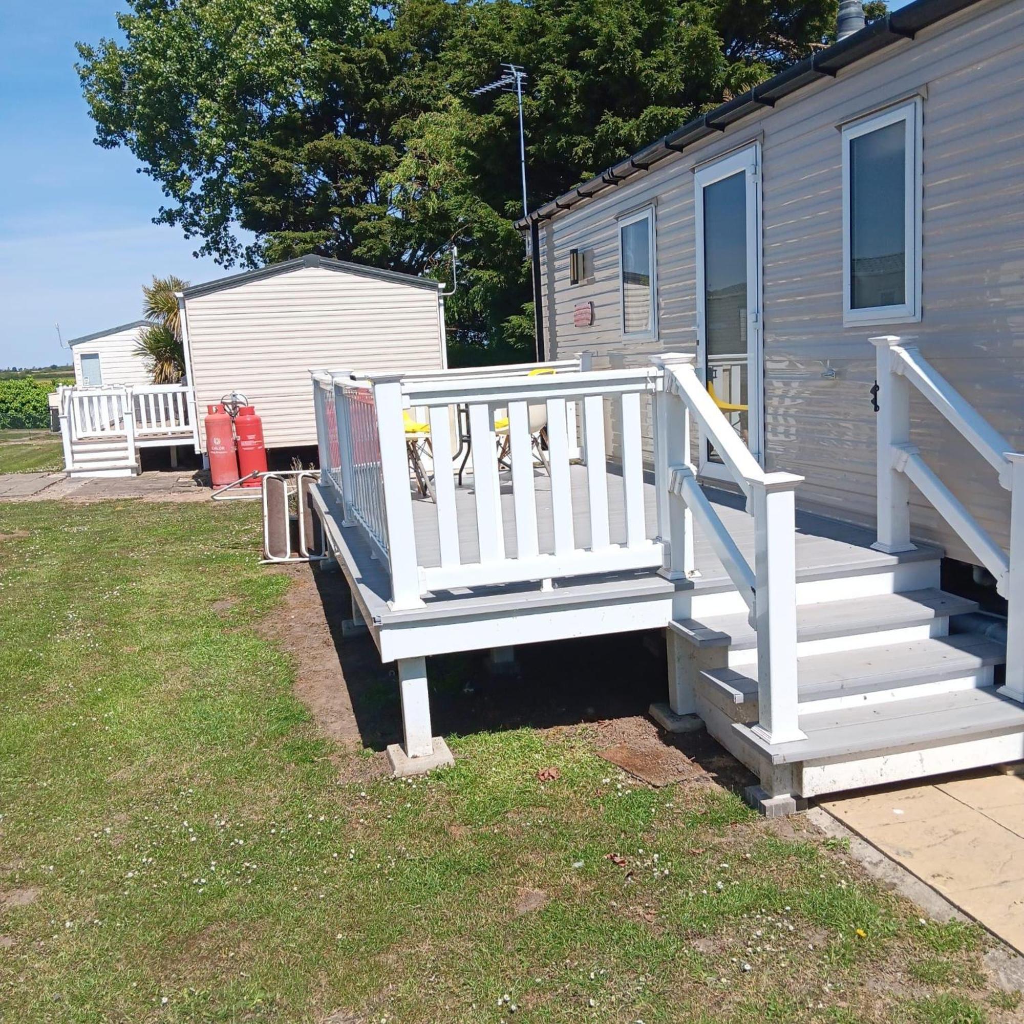 Great 8 Berth Caravan For Hire At Seawick Holiday Park In Essex Ref 27227Sw Clacton-on-Sea Bagian luar foto
